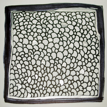 Design: écaillé, Aspect crayonné pour cet imprimé carré en noir et blanc. Idéal pour la création de foulard (type carré de soie) ou différents accessoires.