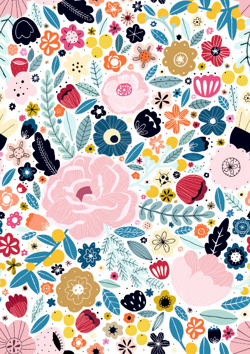 Design: Atelier Poppy Flowers, J’aime avoir la sensation de cultiver une image poétique, stylisée et décalée de la nature. J’imagine que c’est simplement la vie qui m’inspire. Les fleurs sont un peu comme l’adn de la marque. Je suis une amoureuse des coquelicots; enfin des fleurs en général. On dit souvent que le coquelicot symbolise une « ardeur éphémère » : qu’il faut profiter du temps présent. Il y a une phrase qui me fait toujours autant sourire, celle d’Anna Gavalda dans « Ensemble c’est tout » : « Et puis qu’est ce que ça veut dire heureuse? C’est le nouveau mot à la mode, ça… Heureuse ! Heureuse ! Si tu crois qu’on est sur cette terre pour batifoler et cueillir des coquelicots, tu es bien naïve ma fille… ». J’ai envie de dire « Oui… ! » car la vie est faite de petits riens qui nous donne le sourire !